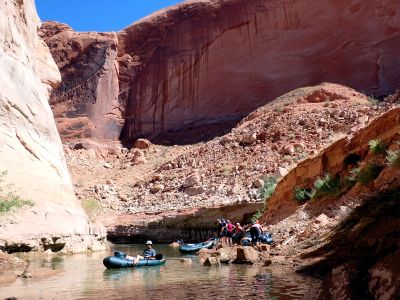 Konečně dorážíme k břehu Lake Powell a nafukujeme packrafty.